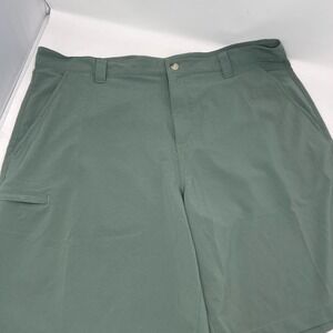 Columbia Men's Performance Fishing Gear Shorts Size 40 Green Omni-Shade